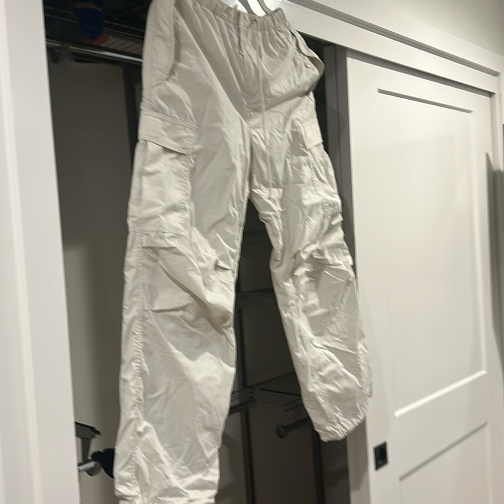 Aritzia tan cargo pants in Extra Small.